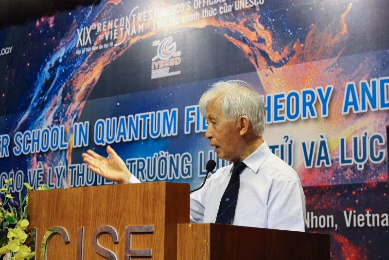 Giáo sư Trần Thanh Vân - Chủ tịch Hội Khoa học Gặp gỡ Việt Nam phát biểu tại lễ khai mạc “Trường hè nâng cao về Lý thuyết trường lượng tử và Lực hấp dẫn lượng tử”.