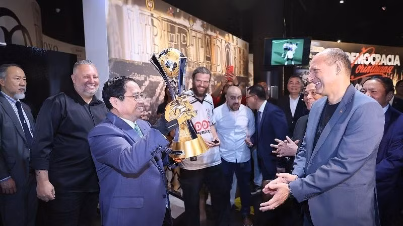 Thủ tướng Phạm Minh Chính thăm phòng trưng bày của Câu lạc bộ Bóng đá Corinthians Paulista. (Ảnh: Dương Giang/TTXVN)