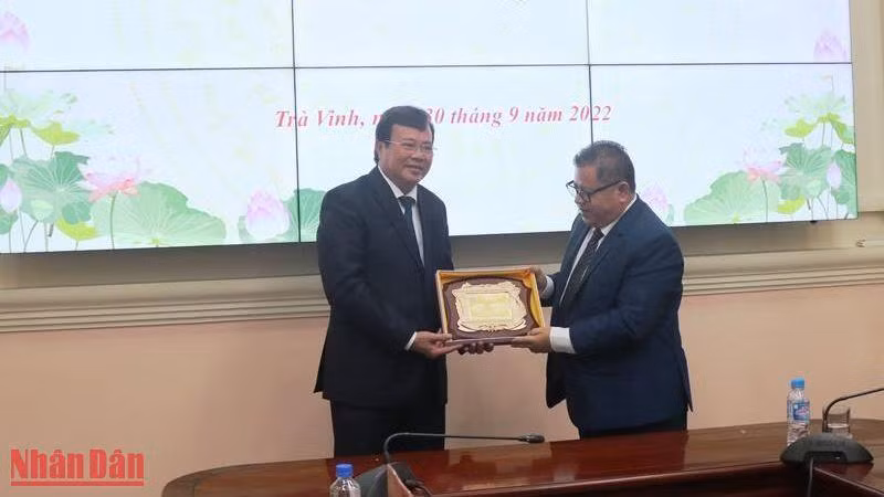 Quốc Vụ khanh Bộ Văn hóa và Nghệ thuật Campuchia Long Ponnasirivath (phải) được lãnh đạo Ủy ban nhân dân tỉnh Trà Vinh trao quà kỷ niệm. 