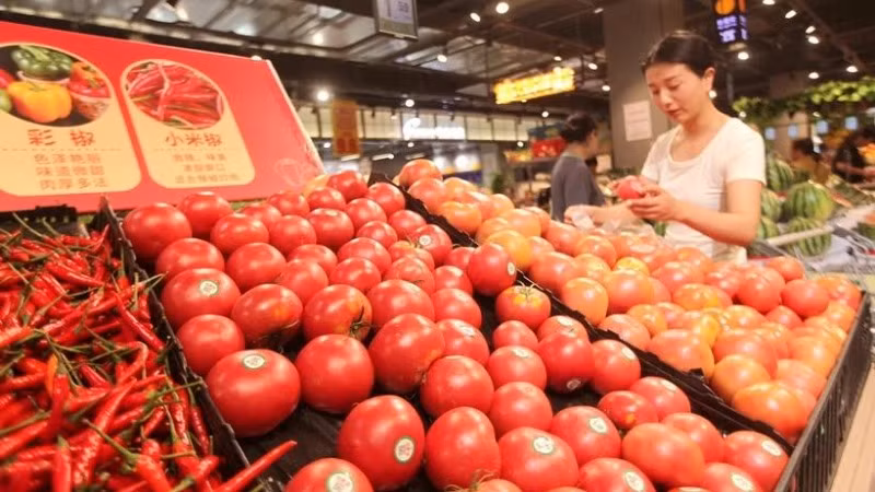 Người dân mua hàng trong siêu thị ở thành phố Lâm Nghi, tỉnh Sơn Đông, Trung Quốc. (Nguồn: THX/TTXVN)