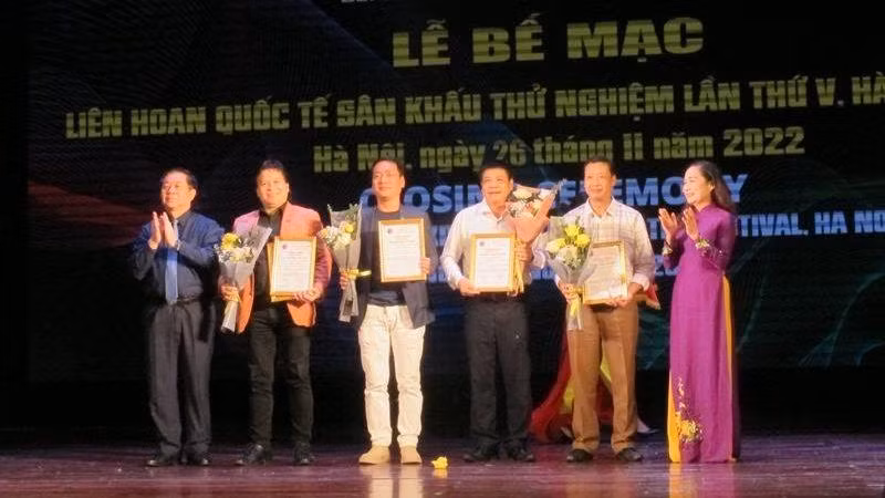 Trao Huy chương Vàng vở diễn cho các đơn vị đạt giải. 