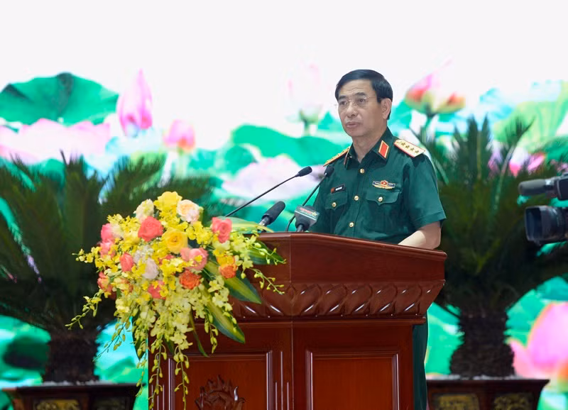 Đại tướng Phan Văn Giang, Ủy viên Bộ Chính trị, Phó Bí thư Quân ủy Trung ương, Bộ trưởng Quốc phòng phát biểu ý kiến tại Hội nghị. Đại tướng Phan Văn Giang, Ủy viên Bộ Chính trị, Phó Bí thư Quân ủy Trung ương, Bộ trưởng Quốc phòng phát biểu ý kiến tại Hội nghị.