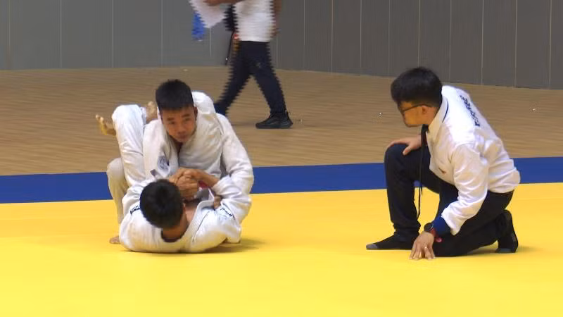 Các vận động viên jujitsu thi đấu tại nhà thi đấu tỉnh Hà Nam.
