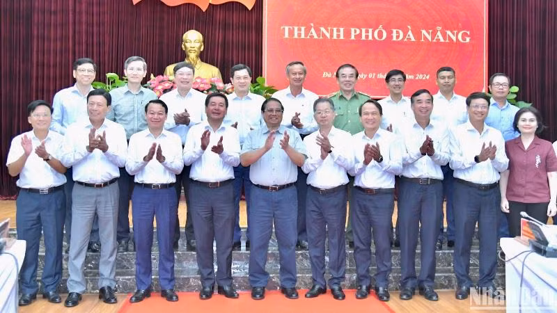 Thủ tướng Phạm Minh Chính, lãnh đạo một số bộ, ngành với Ban Thường vụ Thành ủy Đà Nẵng.