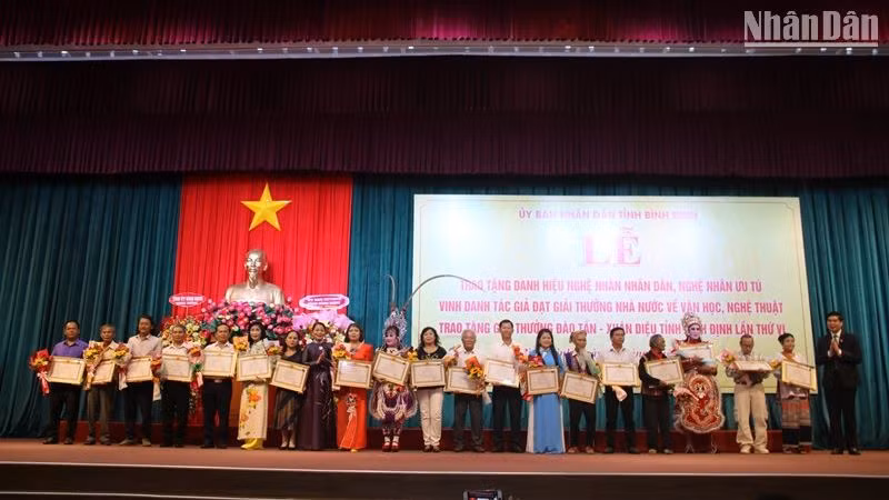 Lãnh đạo tỉnh Bình Định tặng hoa chúc mừng 19 nghệ sĩ được Chủ tịch nước phong tặng danh hiệu vinh dự Nhà nước Nghệ nhân ưu tú trong đợt xét tặng danh hiệu nghệ nhân lần thứ III. Lãnh đạo tỉnh Bình Định tặng hoa chúc mừng 19 nghệ sĩ được Chủ tịch nước phong tặng danh hiệu vinh dự Nhà nước Nghệ nhân ưu tú trong đợt xét tặng danh hiệu nghệ nhân lần thứ III.