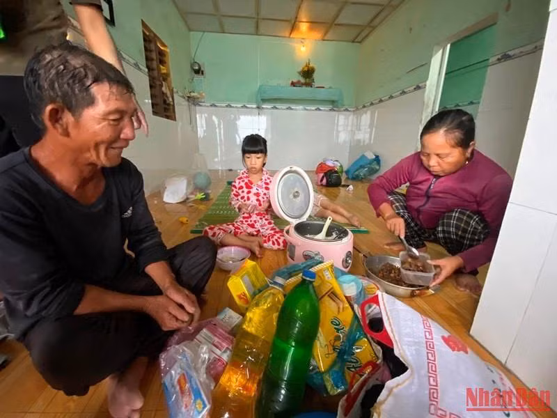 Vợ chồng ông Lê Văn và bà Phan Thị Mươi chuẩn bị cơm chiều để cùng con cháu di chuyển điểm tạm trú Trường Mẫu giáo Bình Hải tránh bão Vợ chồng ông Lê Văn và bà Phan Thị Mươi chuẩn bị cơm chiều để cùng con cháu di chuyển điểm tạm trú Trường Mẫu giáo Bình Hải tránh bão