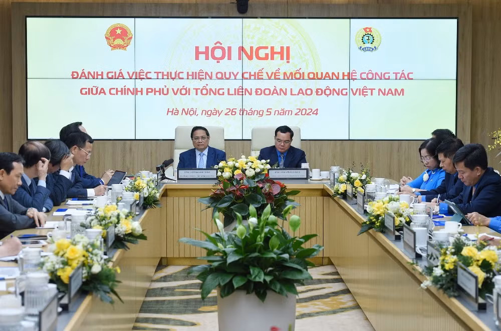 Thủ tướng Phạm Minh Chính và Chủ tịch Tổng Liên đoàn Lao động Việt Nam Nguyễn Đình Khang chủ trì hội nghị. (Ảnh: TRẦN HẢI)