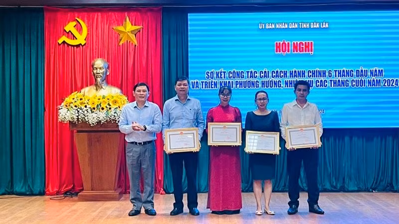 Phó Chủ tịch Thường trực Ủy ban nhân dân tỉnh Đắk Lắk Nguyễn Tuấn Hà trao tặng Bằng khen của Chủ tịch Ủy ban nhân dân tỉnh cho các tập thể có thành tích xuất sắc trong công tác cải cách hành chính năm 2023.