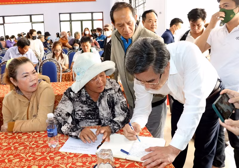Bí thư Huyện ủy Long Thành Dương Minh Dũng tiếp nhận kiến nghị của người dân ngay sau khi kết thúc buổi đối thoại.