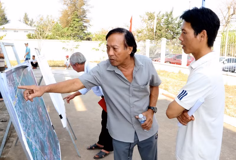 Người dân đến buổi đối thoại xem bản đồ hai tuyến đường kết nối sân bay Long Thành.