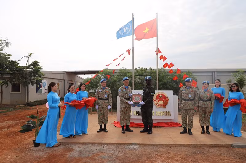 Quang cảnh buổi lễ. (ẢNH: Bệnh viện dã chiến cấp 2, số 4 cung cấp) Quang cảnh buổi lễ. (ẢNH: Bệnh viện dã chiến cấp 2, số 4 cung cấp)