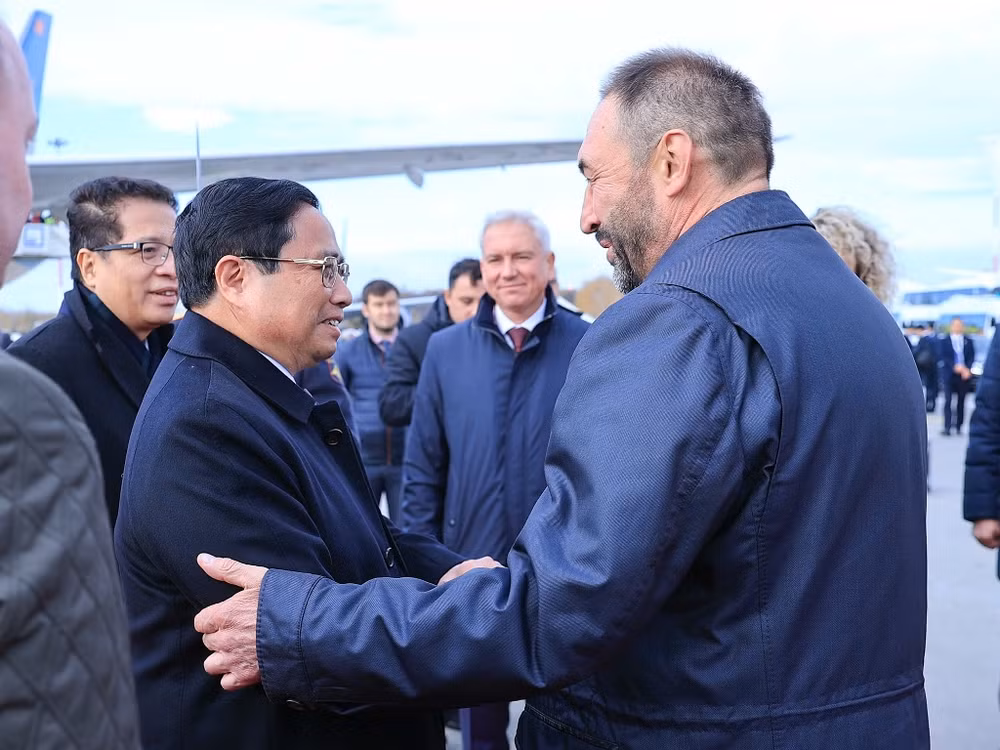 Quan chức Cộng hòa Tatarstan đón Thủ tướng Phạm Minh Chính tại sân bay. Quan chức Cộng hòa Tatarstan đón Thủ tướng Phạm Minh Chính tại sân bay.