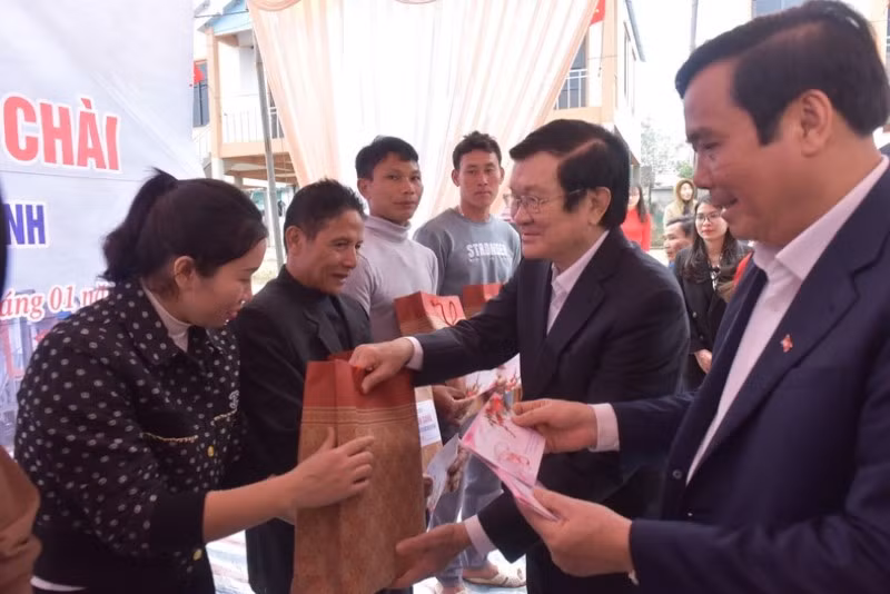 Đồng chí Trương Tấn Sang trao quà cho người dân huyện Đức Thọ. Đồng chí Trương Tấn Sang trao quà cho người dân huyện Đức Thọ.