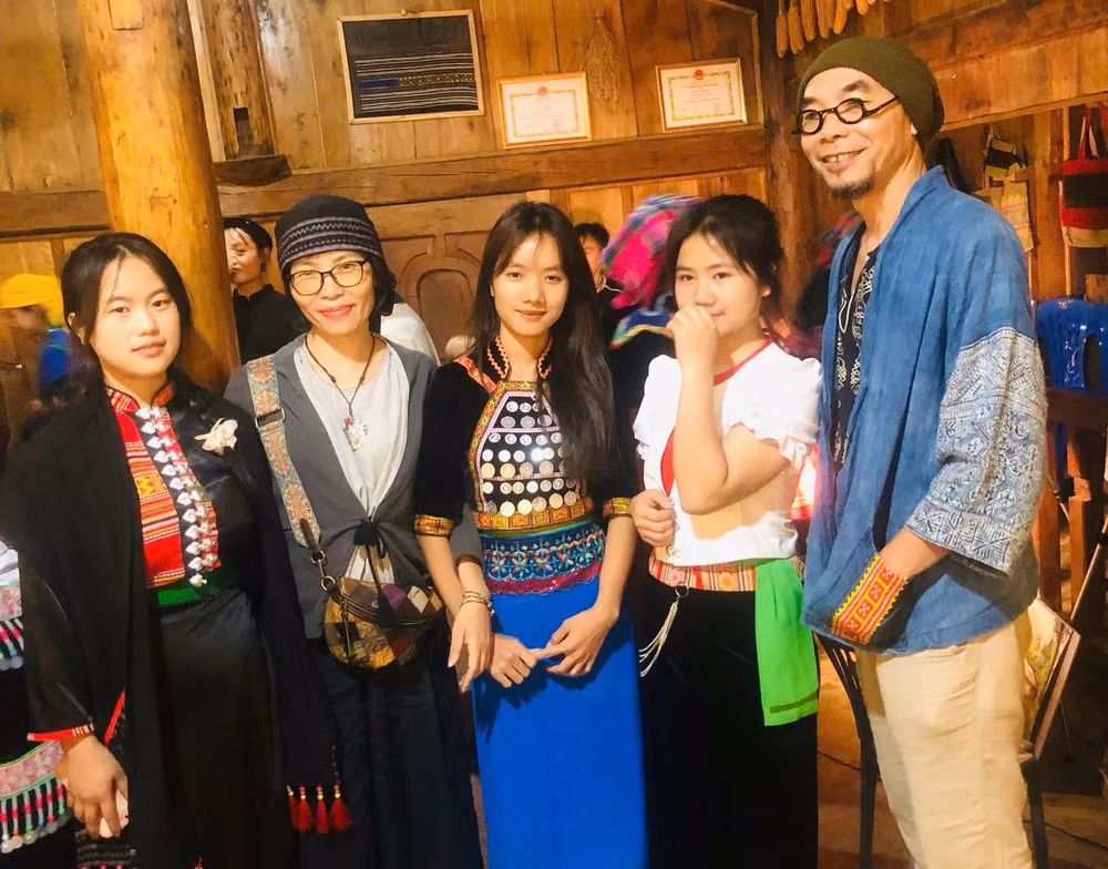 Hoạ sĩ Bảo Châu (thứ hai từ trái sang) trong một chuyến đi vùng cao sáng tác và giao lưu văn hóa. Hoạ sĩ Bảo Châu (thứ hai từ trái sang) trong một chuyến đi vùng cao sáng tác và giao lưu văn hóa.