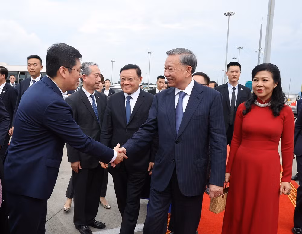 Lễ tiễn Tổng Bí thư, Chủ tịch nước Tô Lâm và Phu nhân tại sân bay quốc tế Bạch Vân, thành phố Quảng Châu, tỉnh Quảng Đông. (Ảnh: Trí Dũng – TTXVN)