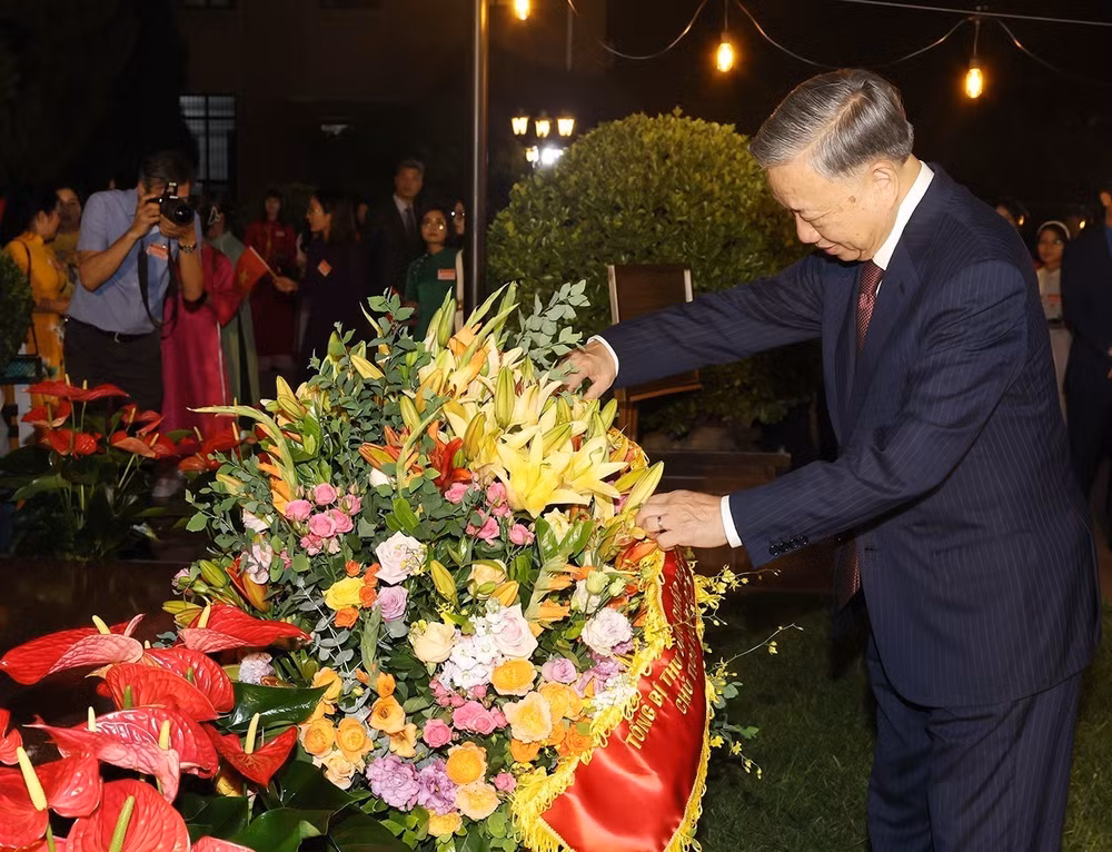 Tổng Bí thư, Chủ tịch nước Tô Lâm dâng hoa tại tượng Bác Hồ trong khuôn viên Đại sứ quán Việt Nam. (Ảnh: Trí Dũng – TTXVN)
