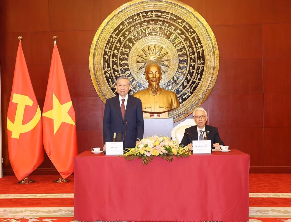 Tổng Bí thư, Chủ tịch nước Tô Lâm nói chuyện với cán bộ, nhân viên Đại sứ quán, đại diện cộng đồng và lưu học sinh Việt Nam tại Trung Quốc. (Ảnh: Trí Dũng – TTXVN)