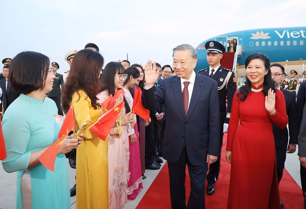 Cán bộ, nhân viên Đại sứ quán và cộng đồng người Việt Nam đón Tổng Bí thư, Chủ tịch nước Tô Lâm và Phu nhân tại Sân bay quốc tế Bắc Kinh. (Ảnh: Trí Dũng – TTXVN)