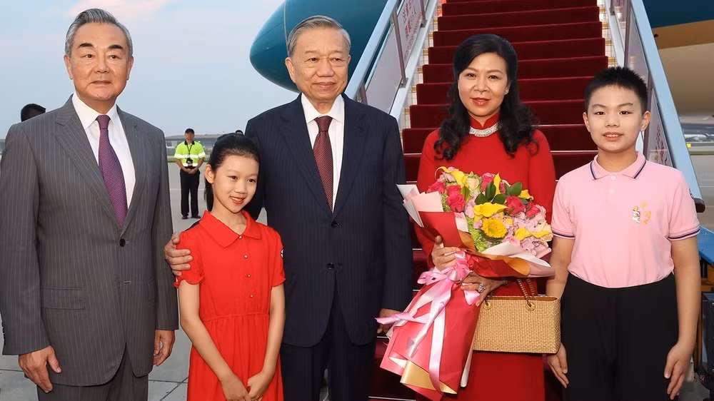 Đồng chí Vương Nghị, Ủy viên Bộ Chính trị, Chủ nhiệm Văn phòng Ủy ban công tác Đối ngoại Trung ương, Bộ trưởng Ngoại giao đón Tổng Bí thư, Chủ tịch nước Tô Lâm và Phu nhân tại Sân bay quốc tế Bắc Kinh. (Ảnh: TTXVN) 