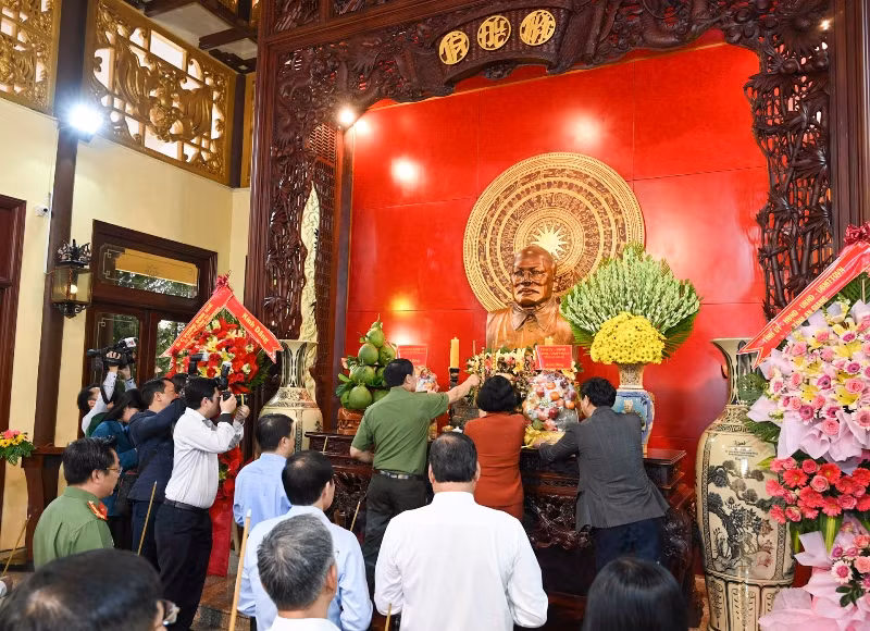 Các đại biểu dâng hương tại Đền thờ Chủ tịch nước Tôn Đức Thắng. (Ảnh: Duy Linh) Các đại biểu dâng hương tại Đền thờ Chủ tịch nước Tôn Đức Thắng. (Ảnh: Duy Linh)