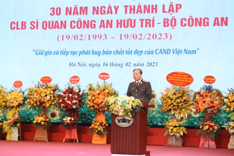 Bộ trưởng Công an Tô Lâm phát biểu chúc mừng Câu lạc bộ sĩ quan Công an hưu trí tại lễ kỷ niệm. Bộ trưởng Công an Tô Lâm phát biểu chúc mừng Câu lạc bộ sĩ quan Công an hưu trí tại lễ kỷ niệm.