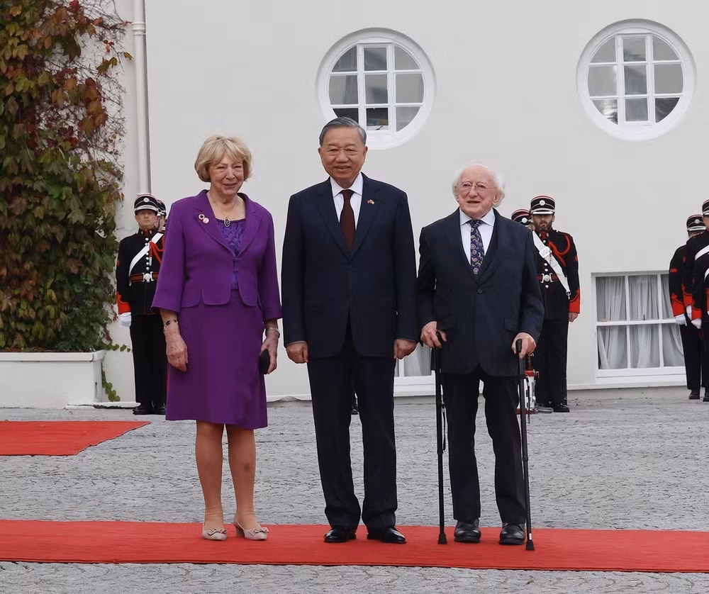 Tổng thống Ireland Michael D. Higgins và Phu nhân đón Tổng Bí thư, Chủ tịch nước Tô Lâm. Ảnh: Trí Dũng – TTXVN Tổng thống Ireland Michael D. Higgins và Phu nhân đón Tổng Bí thư, Chủ tịch nước Tô Lâm. Ảnh: Trí Dũng – TTXVN