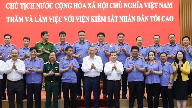 Chủ tịch nước Tô Lâm với lãnh đạo Viện Kiểm sát nhân dân tối cao và các đại biểu. (Ảnh: Nhan Sáng-TTXVN) 