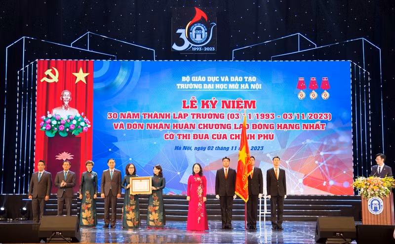 Đồng chí Võ Thị Ánh Xuân, Ủy viên Trung ương Đảng, Phó Chủ tịch nước, Phó Chủ tịch Thứ nhất Hội đồng Thi đua-Khen thưởng Trung ương trao tặng Huân chương Lao động hạng Nhất cho Trường đại học Mở Hà Nội. 