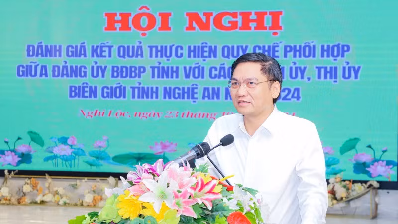 Đồng chí Hoàng Nghĩa Hiếu, Phó Bí thư Thường trực Tỉnh ủy Nghệ An phát biểu chỉ đạo tại hội nghị.