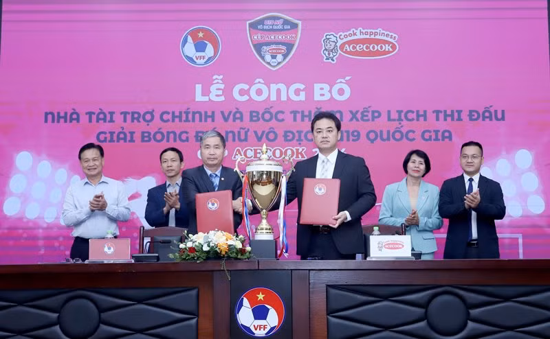 Lễ công bố nhà tài trợ chính.