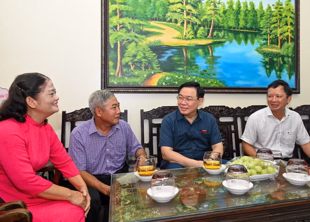 Chủ tịch Quốc hội Vương Đình Huệ thăm hỏi gia đình thương binh Trần Bá Lưu tại thành phố Huế. Chủ tịch Quốc hội Vương Đình Huệ thăm hỏi gia đình thương binh Trần Bá Lưu tại thành phố Huế.