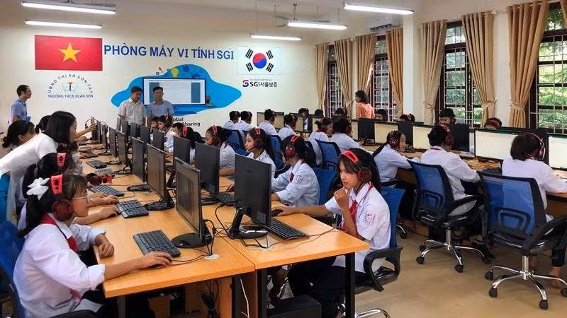 Các em học sinh Trường THCS Xuân Sơn hào hứng với phòng tin học mới được tặng.