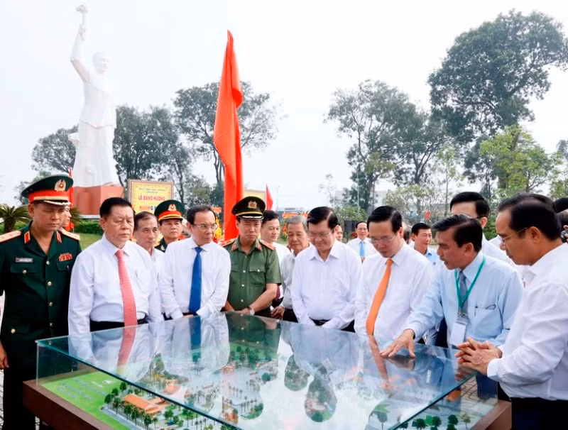 Chủ tịch nước Võ Văn Thưởng và các đồng chí lãnh đạo, nguyên lãnh đạo Đảng, Nhà nước tham quan mô hình khu Di tích Ngã tư Đức Hòa. (Ảnh: Thống Nhất/TTXVN)
