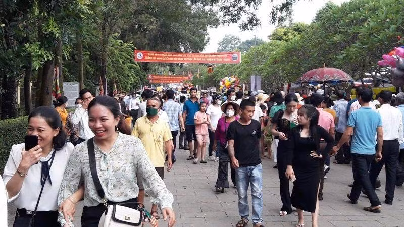 Khách thập phương trẩy hội Lam Kinh.