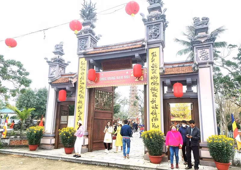Chùa Hoằng Phúc - địa chỉ du lịch tâm linh được người dân và du khách lựa chon trong những ngày du xuân đầu năm. Ảnh: Hương Giang.