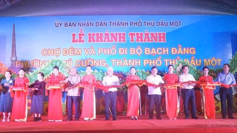 Các đại biểu thực hiện nghi thức khánh thành Chợ đêm và Phố đi bộ Bạch Đằng.