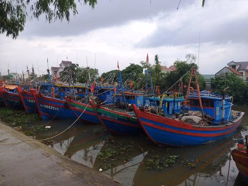 Tàu thuyền ngư dân Diễn Châu vào lạch neo đậu trú bão Noru an toàn.