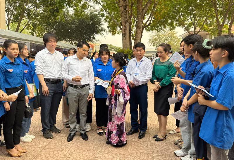 Hằng năm, tại các huyện, thành phố của tỉnh Sơn La đều tổ chức ngày hội việc làm giới thiệu học nghề cho cả học sinh và phụ huynh.