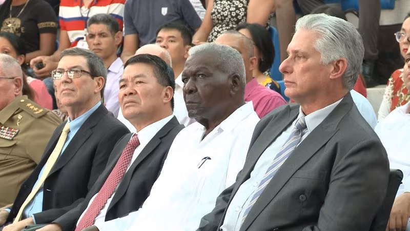 Bí thư Thứ nhất Ban Chấp hành Trung ương Đảng Cộng sản Cuba, Chủ tịch nước Cuba Miguel Díaz-Canel cùng các đại biểu dự lễ kỷ niệm. 