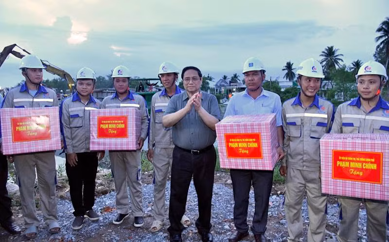 Thủ tướng Phạm Minh Chính tặng quà động viên cán bộ, công nhân đang thi công dự án kè chống sạt lở khẩn cấp sông Trà Nóc. Thủ tướng Phạm Minh Chính tặng quà động viên cán bộ, công nhân đang thi công dự án kè chống sạt lở khẩn cấp sông Trà Nóc.
