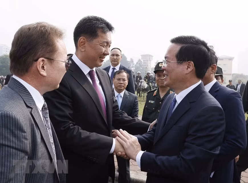 Chủ tịch nước Võ Văn Thưởng và Tổng thống Mông Cổ Ukhnaagiin Khurelsukh đến thăm Bộ Tư lệnh Cảnh sát cơ động. (Ảnh: Thống Nhất/TTXVN)