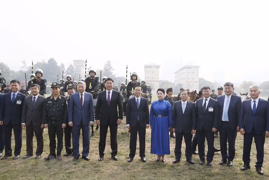 Chủ tịch nước Võ Văn Thưởng và Tổng thống Mông Cổ Ukhnaagiin Khurelsukh với các chiến sĩ Cảnh sát cơ động Kỵ binh.(Ảnh: Thống Nhất/TTXVN)