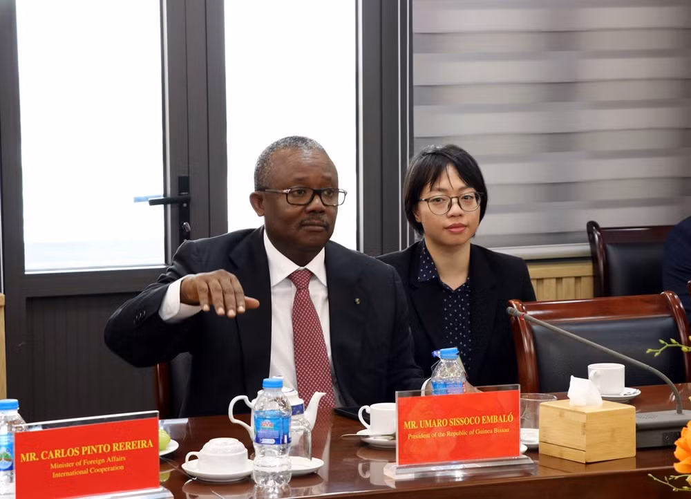 Tổng thống nước Cộng hòa Guinea-Bissau Umaro Sissoco Embaló trao đổi tại buổi làm việc. Ảnh: Mạnh Tú - TTXVN Tổng thống nước Cộng hòa Guinea-Bissau Umaro Sissoco Embaló trao đổi tại buổi làm việc. Ảnh: Mạnh Tú - TTXVN