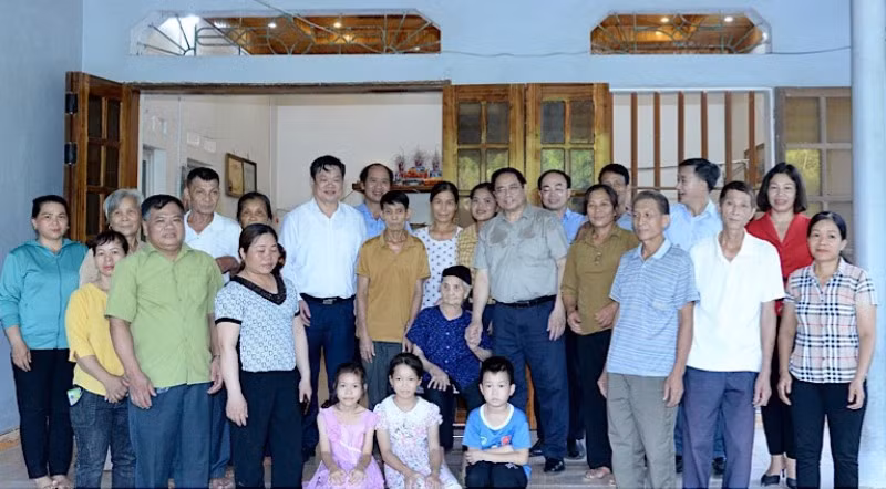 Thủ tướng Phạm Minh Chính chụp ảnh lưu niệm với Mẹ Việt Nam Anh hùng Mông Thị Thi và gia đình của Mẹ.