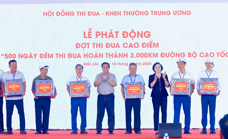 Thủ tướng tặng quà các đơn vị.