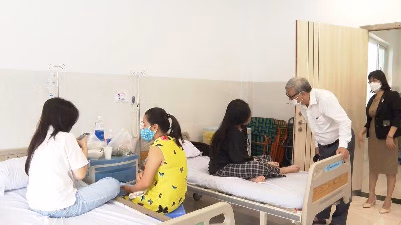 Thầy cô giáo Trường Ischool Nha Trang thăm hỏi các em học sinh đang điều trị. (Ảnh: NGỌC HÒA)