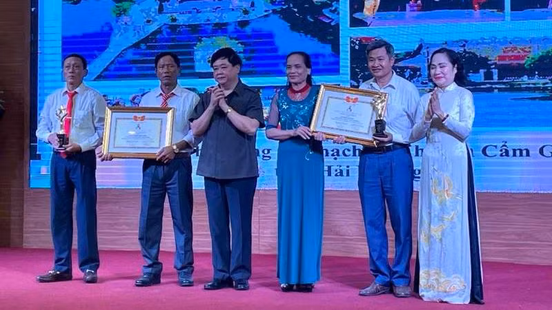 Trao Giải thưởng Đào Tấn cho đại diện các đoàn nghệ thuật bán chuyên xuất sắc.