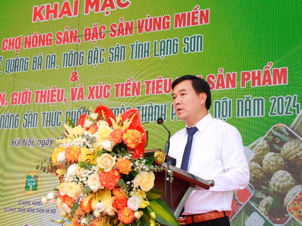 Ông Nguyễn Hữu Chiến, Giám đốc sở Nông nghiệp và Phát triển nông thôn tỉnh Lạng Sơn phát biểu tại buổi lễ khai mạc phiên chợ. Ông Nguyễn Hữu Chiến, Giám đốc sở Nông nghiệp và Phát triển nông thôn tỉnh Lạng Sơn phát biểu tại buổi lễ khai mạc phiên chợ.