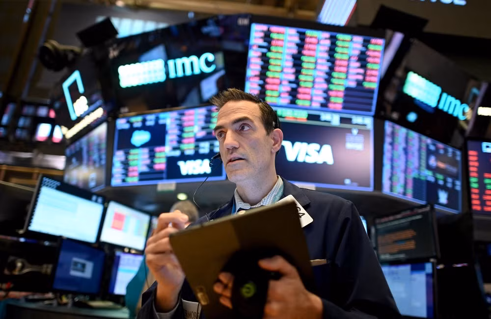 Giao dịch viên tại Sàn chứng khoán New York, Mỹ. (Ảnh: AFP/TTXVN)