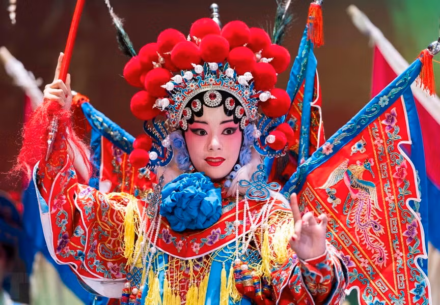 Nghệ sĩ biểu diễn tại chương trình nghệ thuật chào đón Tết Nguyên đán của cộng đồng người châu Á tại Richmond Hill, Ontario, Canada, ngày 21/1/2024. (Ảnh: THX/TTXVN)